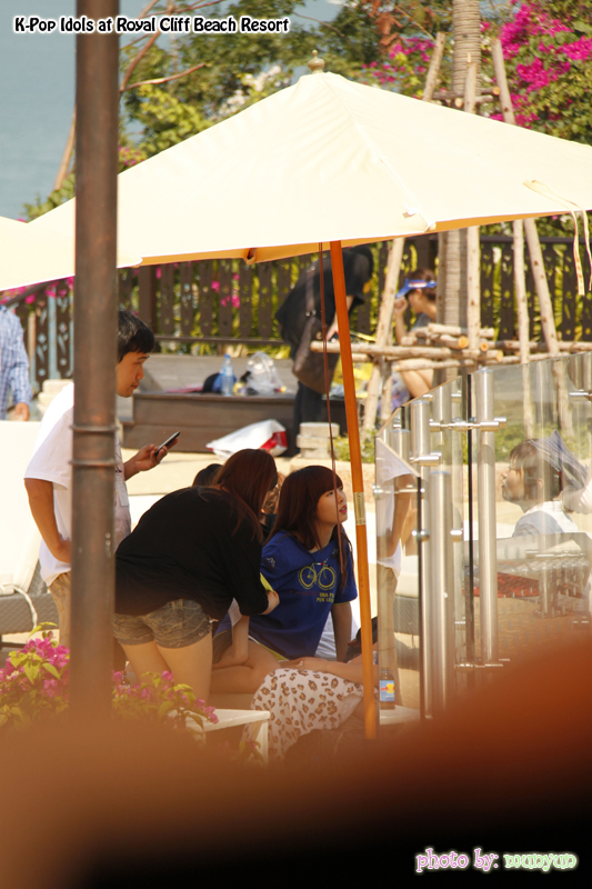 ฮยอนอา(ข้างๆมีคนนั่งนะแต่เห็นแต่ขาและผ้าคลุม..)