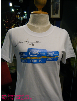SNSD Seohyun's sign on Intel T-shirt