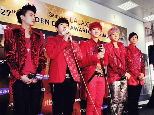 ชุดแดง ผมแดง ถือไมค์