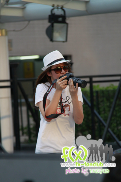 Cheer at f(x) MEET&GREET with Thai Fans @ Paragon Parc 20-03-10