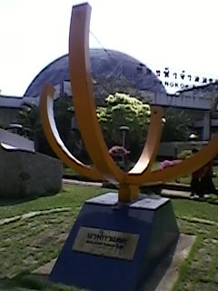 นาฬิกาแดด ด้านหน้า ท้องฟ้าจำลองกรุงเทพ on upic.me