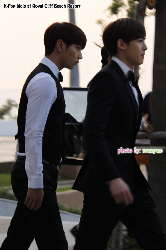 และก็เดินจากไปอย่างรวดเร็ว