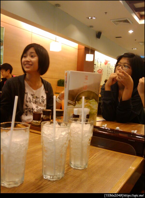 เพื่อน (คนซ้่าย)  ไปอยู่มงฟอตแล้ว cc @jingjingmaple @thanik