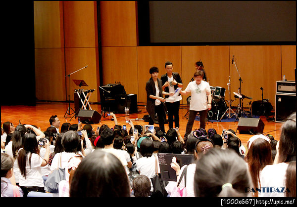 บนเวทีและข้างล่างเวทีก็ครอบครัวเดียวกัน ^ ^