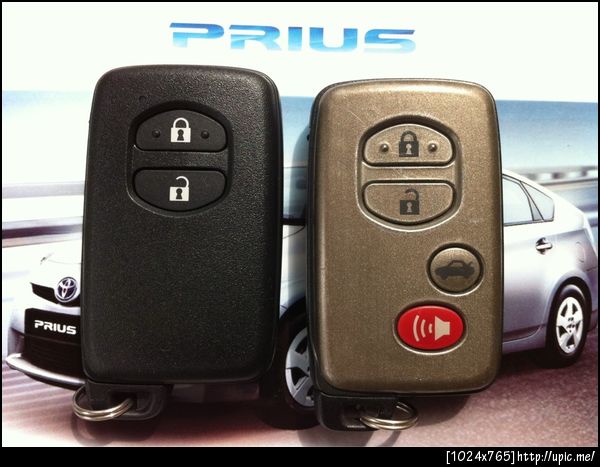 เทียบกุญแจ Prius ซ้าย กับ Camry Hybrid ขวา