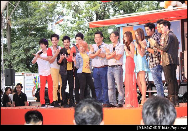 ภาพหมู่ กับผู้บริหาร  ติดหัวคน =..=