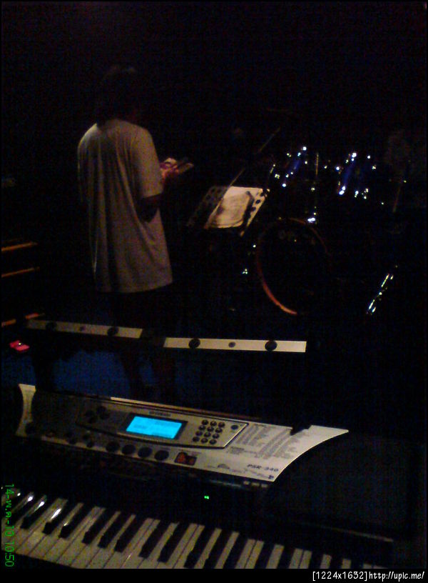 มีแค่มือคีย์บอร์ด มือเบส มือกลอง นักร้อง ก็ยังจะเล่นกันอีกนะ