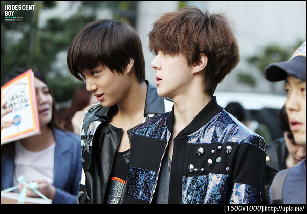 [PIC] 120504 Sehun on the Way Go to Music Bank [IRIDESCENT BOY] 5P