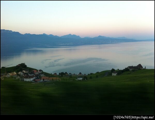 วิวทะเลสาป Lausanne ทิวเขาอีกฝั่งคือ Italy