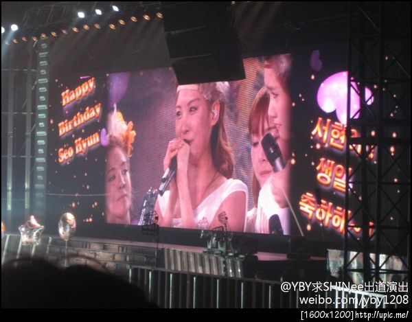 ซฮฮยอนอีก ยุนสิกยืนด้วยกันหรอ อิอิ Cr : สิก้าวันนี้ >< Cr : YBY求SHINee出道演出
