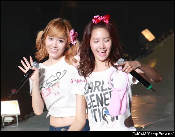 wallpaper มือถือตอนนี้ เลื่อนซ้ายยุนนา เลื่อนขวาสิก้า ตรงกลางยุนสิก แอร๊ยยย 