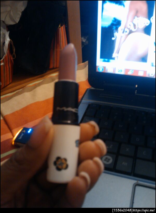 you cant really see the pink but i love these lipstick :-* ( pink kisses )