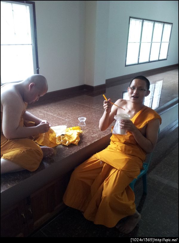 คนนึงกินกาแฟ อีกคนจะกินผ้า หิวขนาดนั้นเลยเหรอ ?