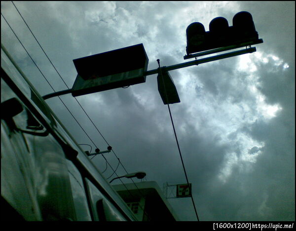 ไฟจราจรอยู่บนหัว ข้างหน้าไม่มีให้ดู คนขับจะเห็นได้ไง (ภาพนี้ยื่นหัวออกนอกรถมาถ่ายข้างบน)