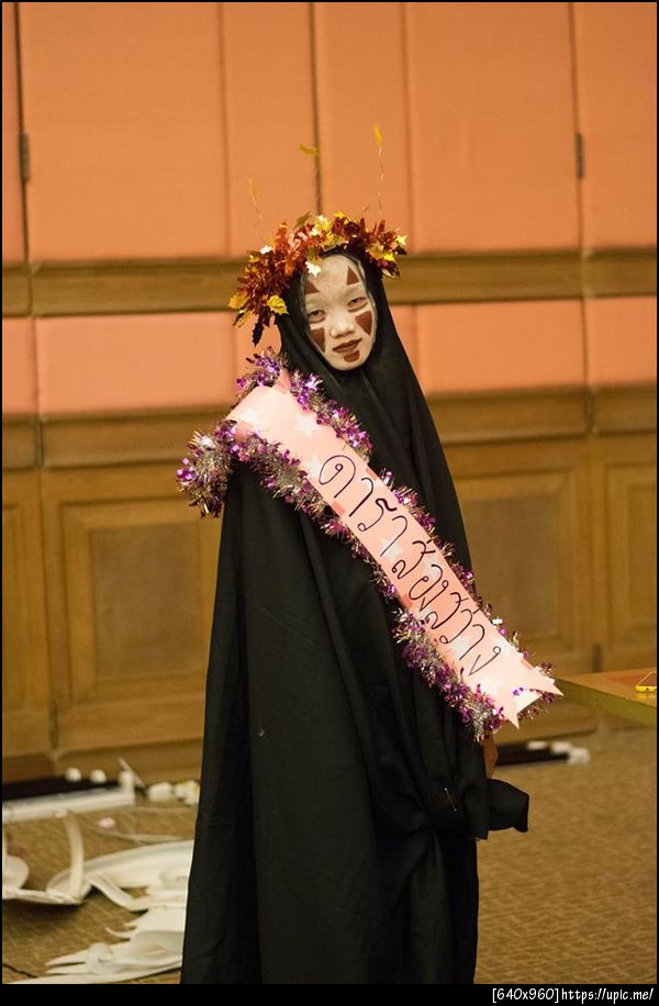 แต่งแฟนซีเป็นผีไร้หน้า งาน think to top ได้รางวัลดาราส่องสว่างกันเลยทีเดียว