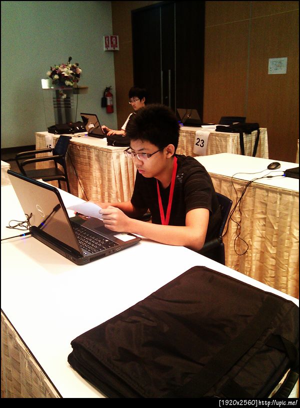 @ncpeak หรือคนนี้? เห็นหนุ่มแว่นในงานอยู่สองคน