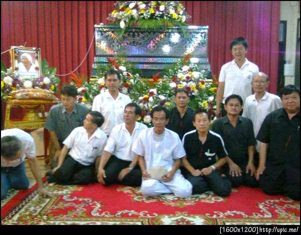 ชาวส้มฟ้า14ร่วมงานสวดพระอภิธรรมคุณแม่ของสถิตย์ เมื่อ24ธค.53 ณ วัดนอก ชลบุรี