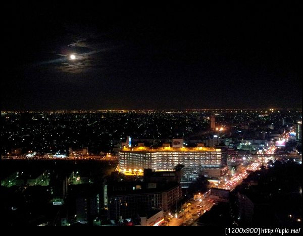 ดาดฟ้าคอนโดตอนนี้วิวสวยมาก (แต่กล้องกาก)