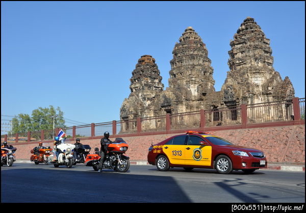 ถึงแล้วครับ...ปรางค์3ยอด...ลิงจ๋อรอกันเพียบ