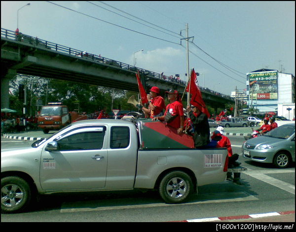 ณ แยกเกษตร รถติดแบบไม่กระดิก แต่สถานการณ์ดูสงบมาก (อยู่ที่หอไม่ได้ยินเสียงอะไร)