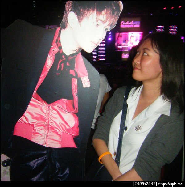 แรงได้อีก เตี้ยพอดีระดับสายตา 555 โชคดีไป คนอื่นไม่สามารถทำได้ (จ้องซะตาเหลือกเลยกู)  แอบอายแต่ก็กล้าพอที่จะอัพ