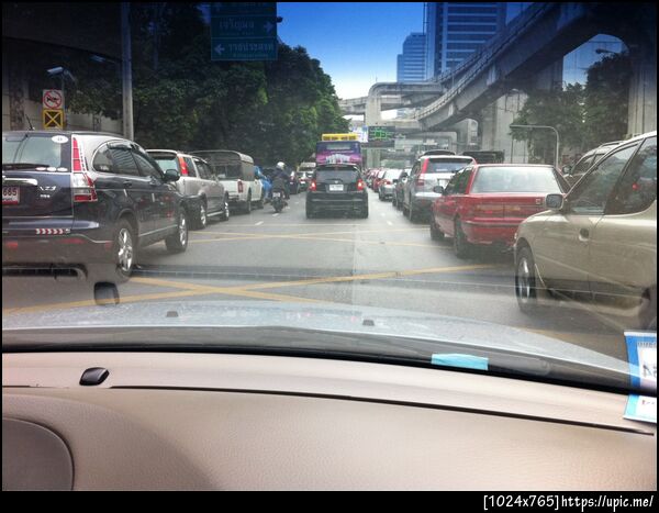 มารยาทคนขับรถในเมืองไทย ขับทับเส้นเหลืองตลอด แย่มาก