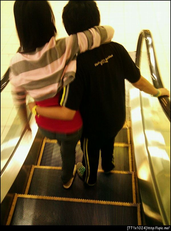 ใครไม่รู้ (ทอม) จูบกันต่อหน้าตูเลย