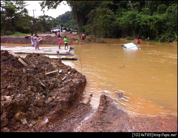 ผจญภัยที่ตรัง ระหว่างทางไปล่องแก่ง น้ำป่าหลากถนนขาด