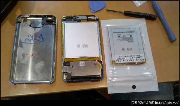 バッテリは両面テープで固定されてるっぽい。結線は半田付け。これ以上は喫茶店では無理だなぁ。