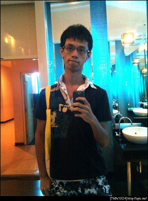 self portrait in ห้องน้ำ again