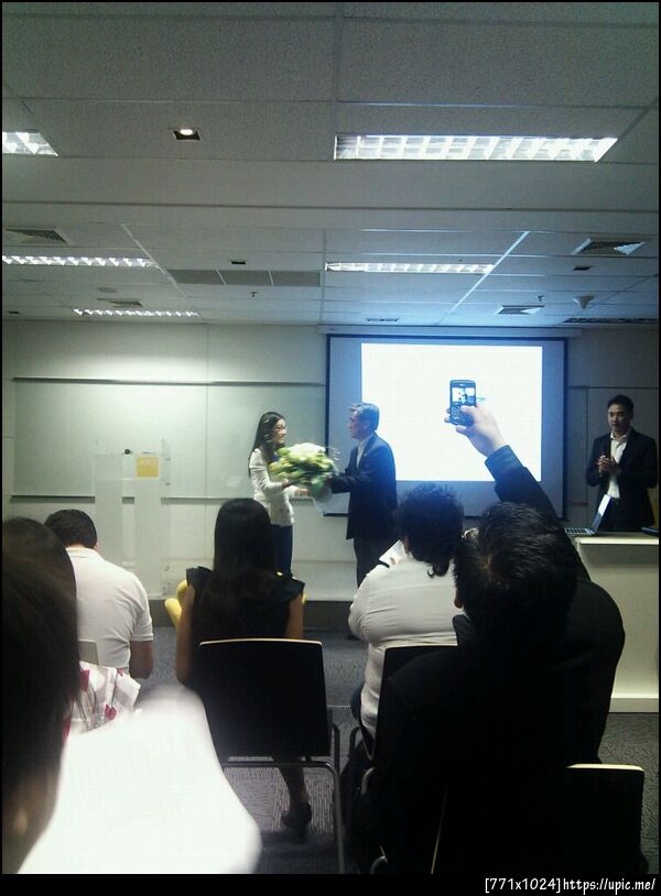 @tonawe รับดอกไม้จาก @apirak_bangkok