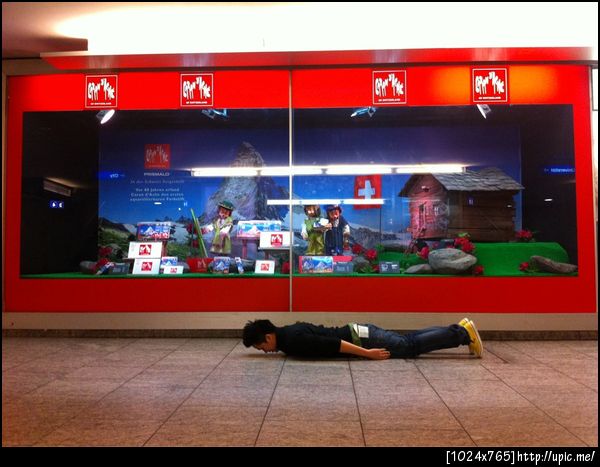 planking ต่อที่หน้าร้านของเล่น สถานีรถไฟ Bern