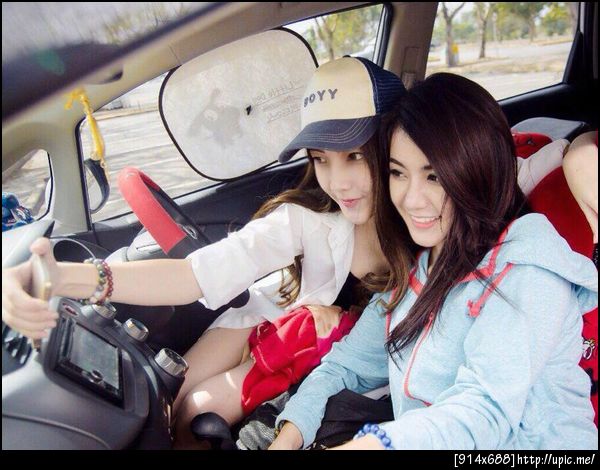 สองสาวคู่จิ้น สวยอย่างกับนางฟ้า ทำเอาหนุ่มๆ ต้องหลงรัก