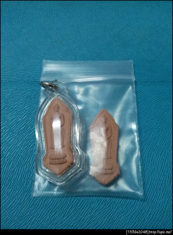 พระศรีอินทราทิตย์เนื้อดินเผา มี ๒ องค์ (เลี่ยมแล้ว ๑ องค์ อีกองค์ไม่ได้เลี่ยม) ให้บูชาองค์ละ ๑,๐๐๐ บาท