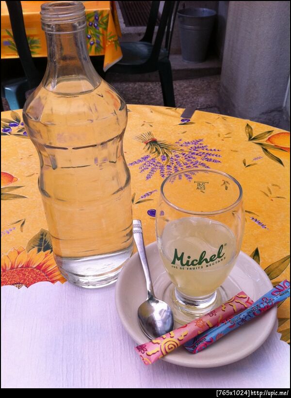 สั่งน้ำมะนาวแต่ไม่รู้ต้องกินยังไง ใส่น้ำไปมันก็ยังโครตจะเปรี้ยวววว