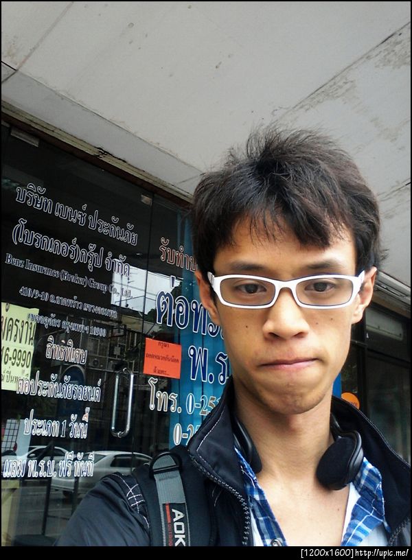 ตลกตัวเอง ไม่คิดจะหาทำเลถ่ายรูปที่ดูดีกว่านี้หน่อยรึไงเนี่ย 555+