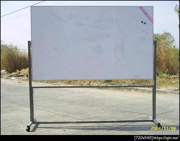 กระดาน Whiteboard ที่สั่งทำ (ของจริงจะเล็กกว่านี้ และมีที่วางแปรงลบกระดาน + ช่องใส่ปากกาเคมี