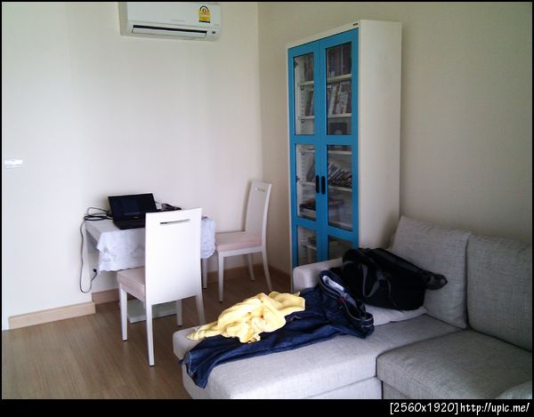 จัดห้องใหม่นิดหน่อย เลื่อนตู้หนังสือมาติดกะโซฟาแทน จะได้หยิบง่ายๆ