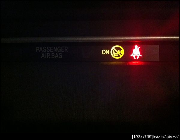 Prius มีเช็คว่าถ้ามีคนนั่งด้านหน้าจะเตือนให้คาดเข็มขัดนิรภัยด้วย ถ้าไม่มีคนนั่งจะไม่เตือน