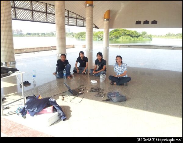 นั่งเสวนาสักหน่อย