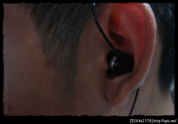 คงไม่มีใครใส่หูฟังไวแสง R02 แบบผมอีกแล้วล่ะ(มั้ง)