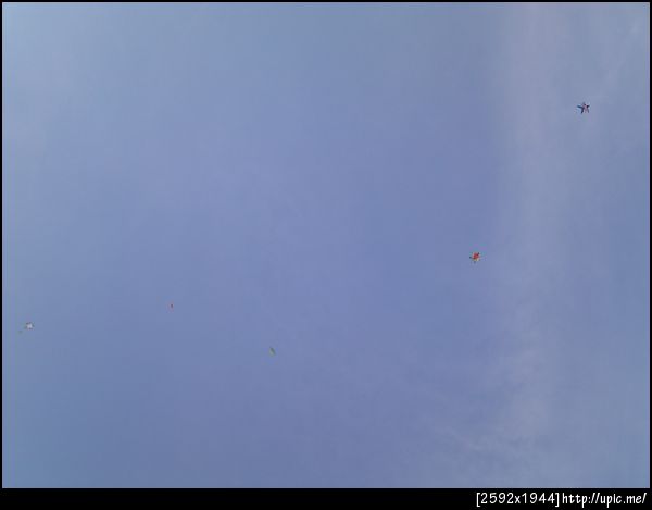 ชักว่าวกันกลางวันแสกๆ ที่สะพานหิน