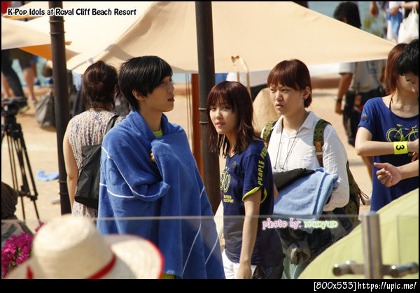 จองมินและฮโยมินเดินผ่านมา *0*'