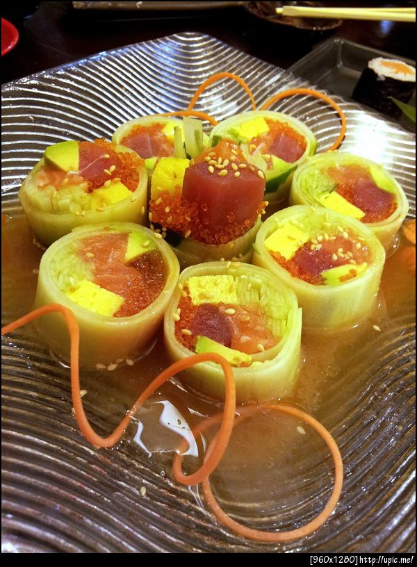 มากิอะไรซักอย่าง แซลม่อนทูน่าชิ้นโตห่อด้วยแตงเย็นเจี๊ยบ อร่อยชื่นใจ