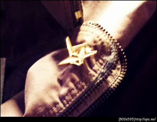 เจา เจา เจา เจา เจา เจา เข็มกลัดอ๊ะ >,,< คือในหนังมันแว๊บเดียวมาก ดูไม่ทัน มาเห็นระยะไม่ถึง 10 cm นี่โคตรฟินเลย >,,<