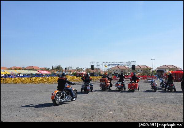 พวกเราไม่ได้มาชุมนุมทางการเมืองกันนะคร้าบบ