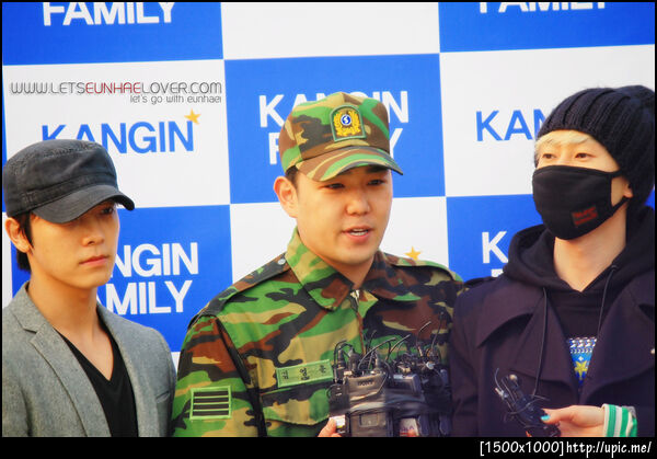 [PIC] Kangin discharged from the Army with Eunhyuk and Donghae (for @letsEHlover )