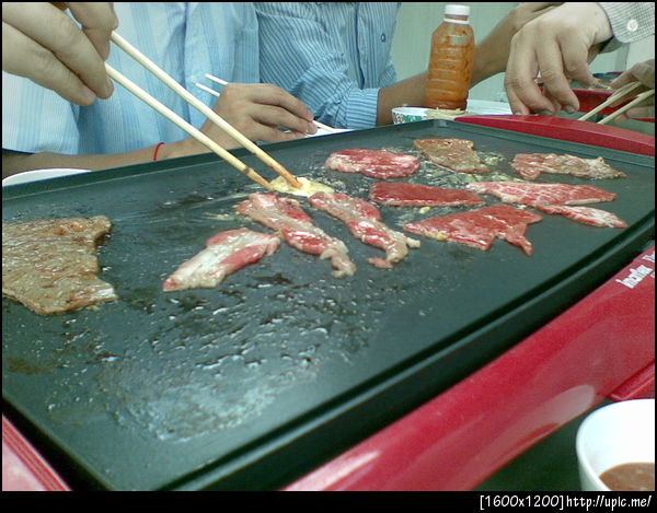 เตาที่นี่เป็นเตาไฟฟ้าเคลือบเทฟรอน ใหญ่ ปิ้งสะใจกว่า