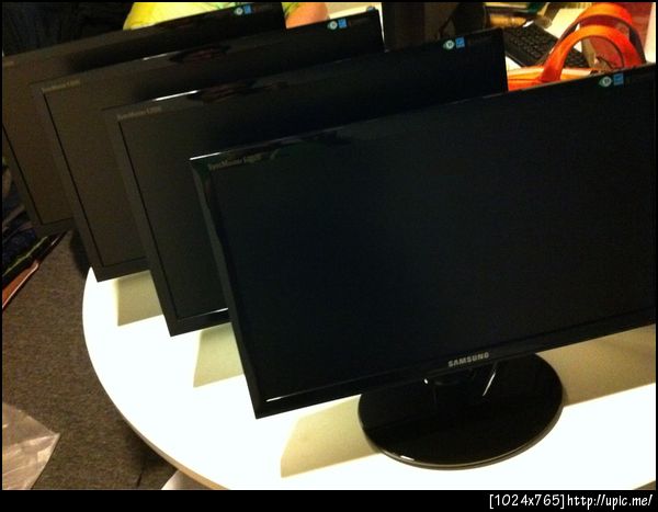 เดินงาน Commart ได้จอ Samsung 20" มา 4 ตัว