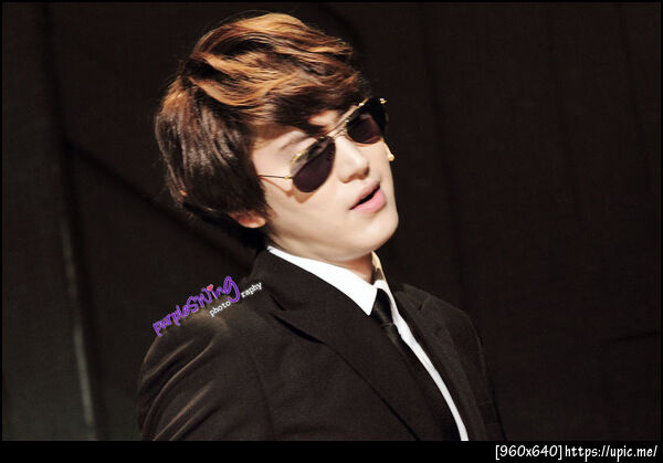 หล่อ พูดได้คำเดียว >///<